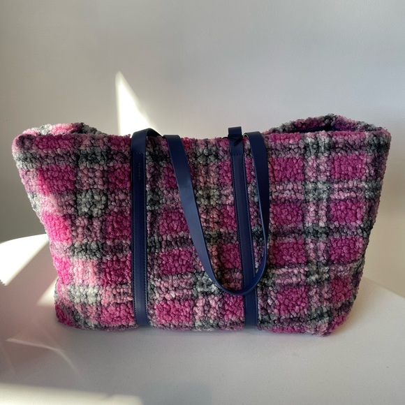 Nia Shearling Reversible Tote | Magenta - Picture 4 of 5